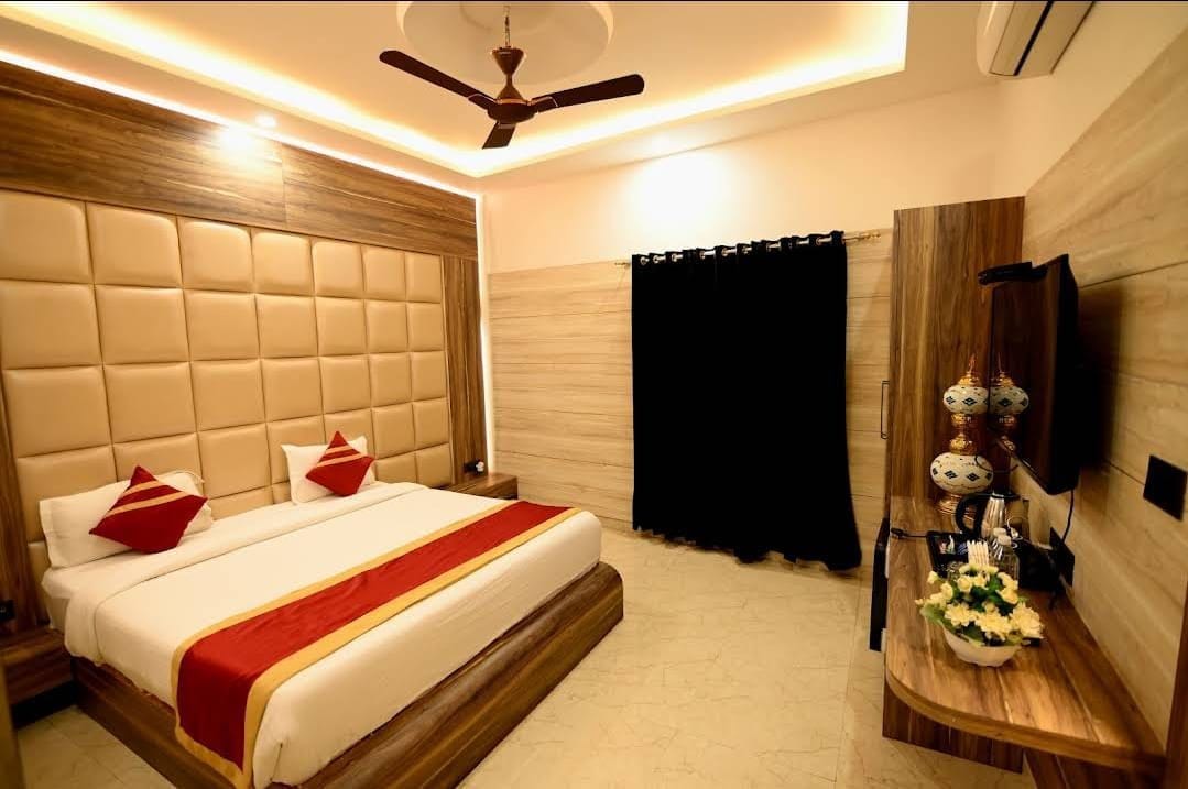 Deluxe Room with king bed and AC at Mahakal Bhakta Nivas